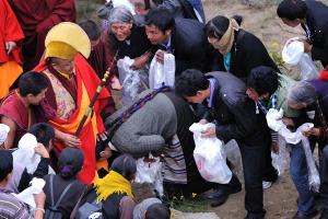 shoton festival devout tibetans